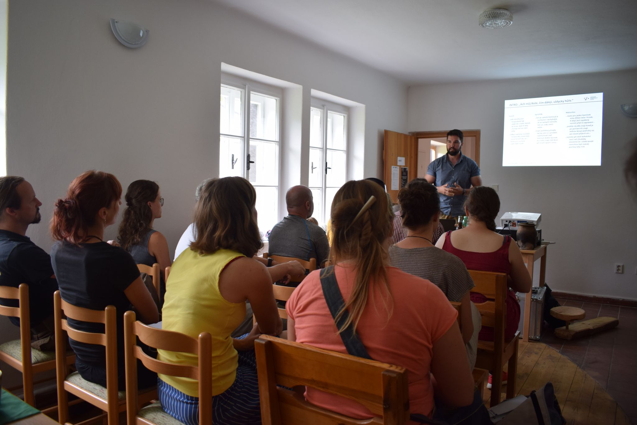 Účastníci workshopu poslouchají přednášku. 