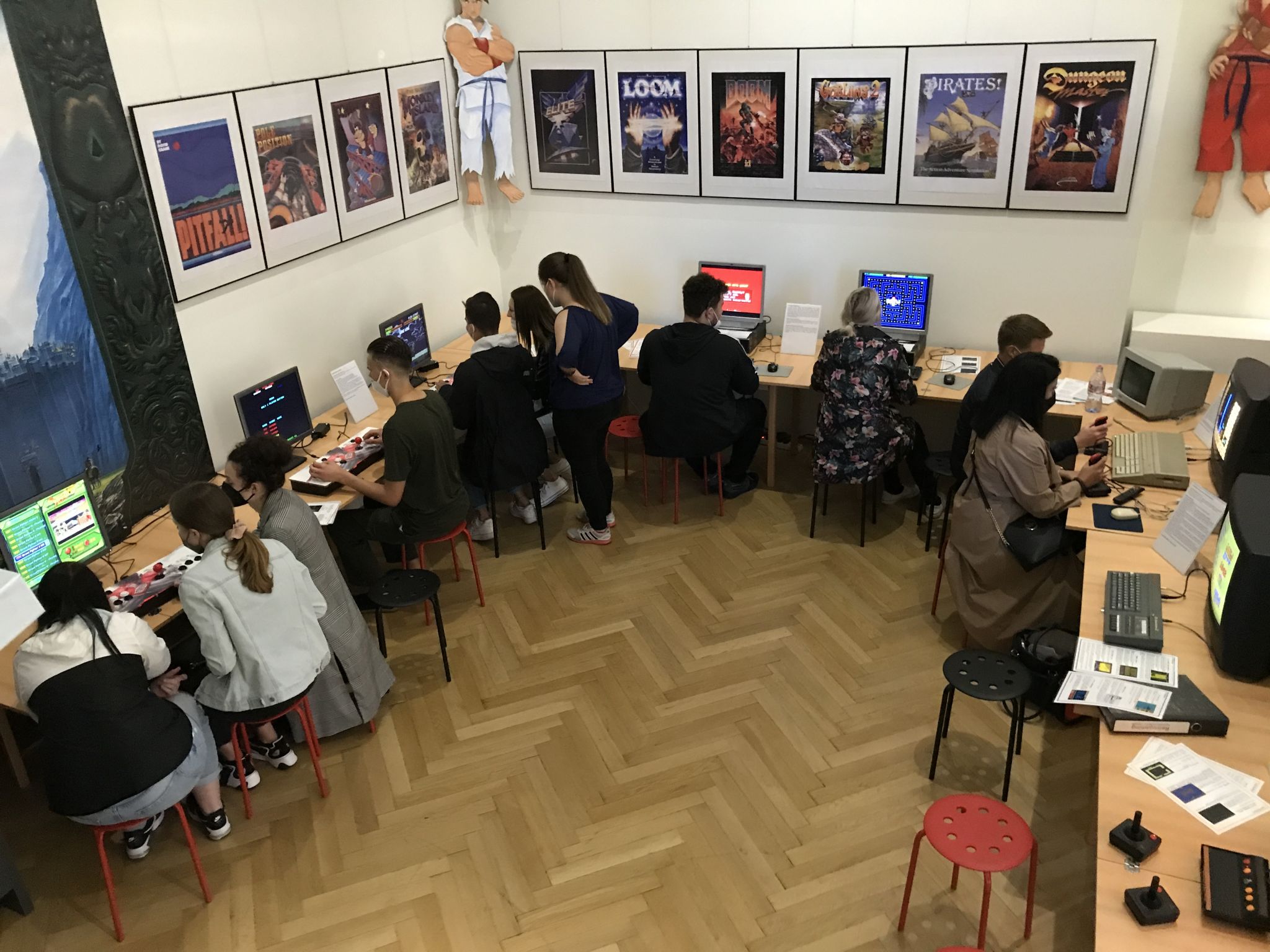 Žáci hrají na historických osobních počítačích.