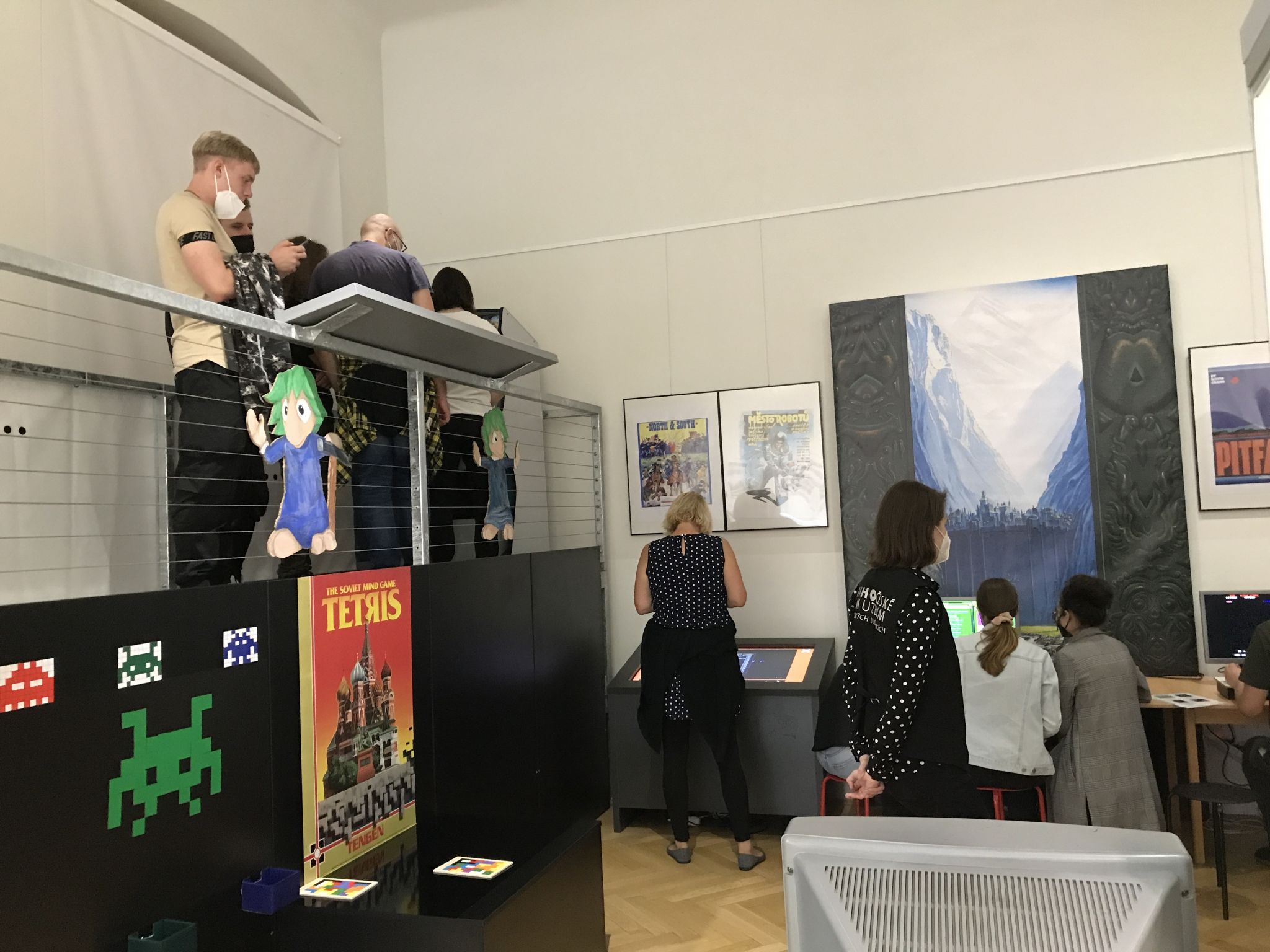 Studenti hrají na herním automatu a historických počítačích.