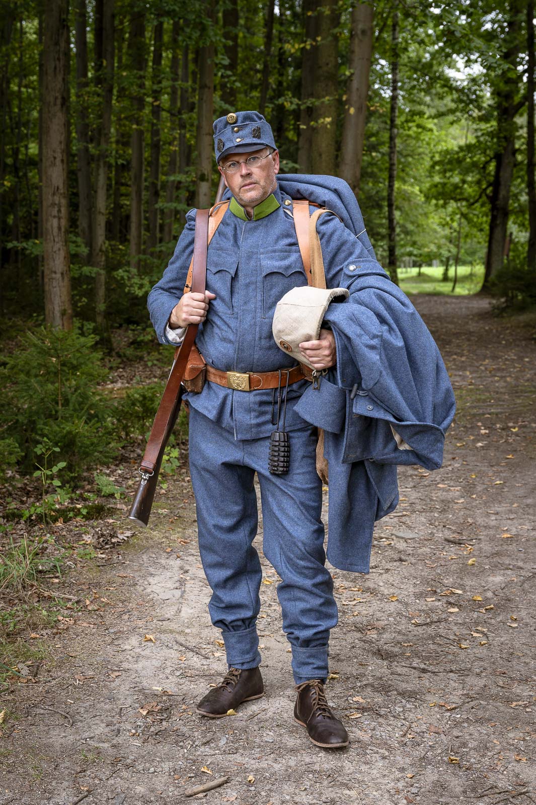 Ukázka oblečení z muzejního kufříku Velká válka.