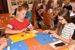 Žáci si modelují houby v rámci výtvarné aktivity edukačního programu. 