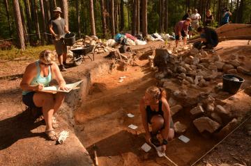 Archeologické léto - komentované prohlídky mohylníku v Plavu