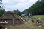 Měření teploty v milíři během vypalování dřevěného uhlí.