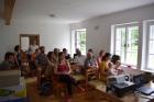 Účastníci workshopu Keramika ve vrcholném středověku poslouchají přednášku.