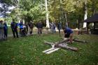 Účastníci workshopu si zkouší opracovat dřevo.