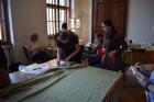 Účastnice workshopu se učí vyměřovat středověký střih oblečení.