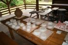 Vysychající keramické výrobky účastníků tábora.