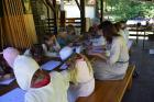 Účastníci tábora si zkoušejí psát brkem a inkoustem.