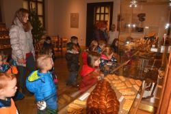 Malí návštěvníci si prohlížejí exponáty výstavy. 