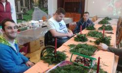 Účastníci workshopu si vyrábí tradiční vánoční svícen. 
