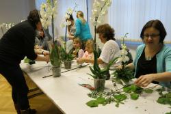 Účastnice workshopu aranžují orchideje. 