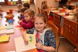 Účastníci edukačního programu vyrábí květiny pomocí techniky quilling. 