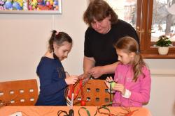 Děti vyrábí velikonoční ozdobu z přírodnin v rámci workshopu. 