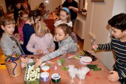 Děti vyrábí velikonoční ozdobu z přírodnin v rámci workshopu. 