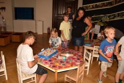 V rámci edukačního programu účastníci hrají stolní fotbal. 
