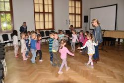 Děti tančí tradiční lidový tanec Kolečko při edukačním programu. 