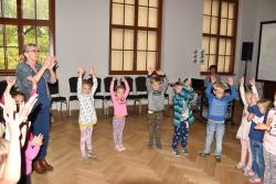 Děti tančí tradiční lidový tanec Kolečko při edukačním programu. 