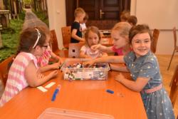 Děti si staví z lego kostiček podle své fantazie nebo podle shlédnutých modelů při edukačním programu. 