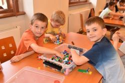 Děti si staví z lego kostiček podle své fantazie nebo podle shlédnutých modelů při edukačním programu. 