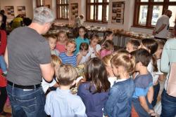 Žáci poslouchají výklad k výstavě hub.
