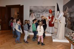 Děti se seznamují s tradičními svatými postavami adventu v rámci vánočního edukačního programu.